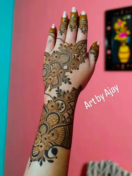 An elegant Arabic design that wraps around the hand and wrist. The use of shading and bold outlines makes the pattern stand out.