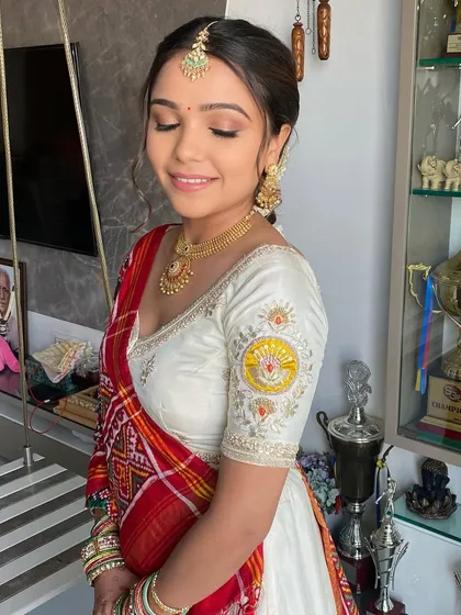 A close-up of Mansi's soft and pretty makeup. The look is perfect for a pre-wedding pooja or ceremony.