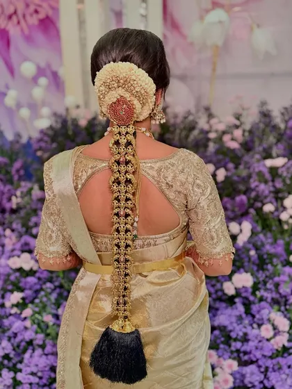 The art of the traditional bridal braid. This intricate Pelli Jada, adorned with a classic floral arrangement, is a testament to the timeless beauty of South Indian hairstyling, a service I absolutely adore creating.