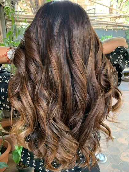 The final result of this non-bleach brunette makeover. The hair is full of life, shine, and beautiful color.