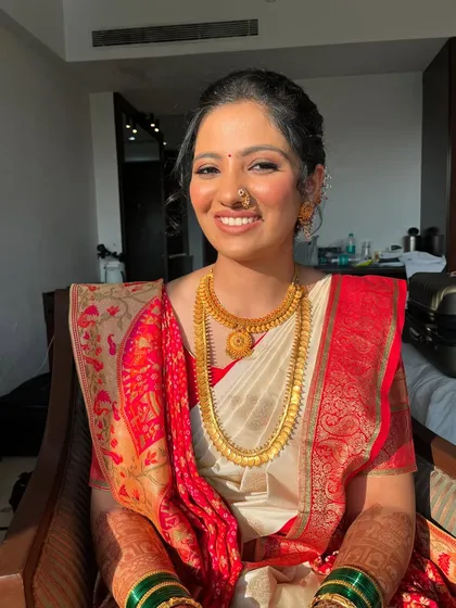A beautiful fusion look for a bride celebrating both Gujarati and Marathi traditions. We kept the makeup minimal with coral and brown tones to complement her unique saree drape, which combined two styles.