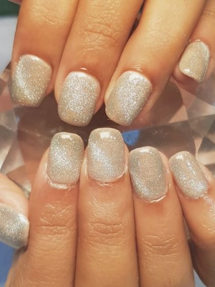 A nude cat-eye finish for a look that is subtle yet stunning. The magnetic effect gives this neutral shade a beautiful, shimmering dimension.