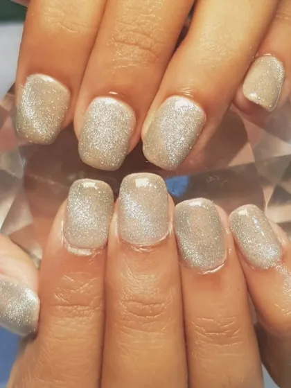 A nude cat-eye finish for a look that is subtle yet stunning. The magnetic effect gives this neutral shade a beautiful, shimmering dimension.