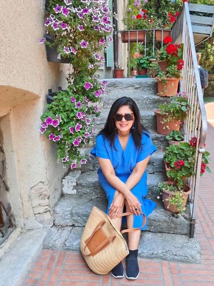 On our last day at Lake Garda, I wore this comfortable blue linen dress. I contrasted it with silver and enamel jewelry for a look that was both relaxed and stylish.