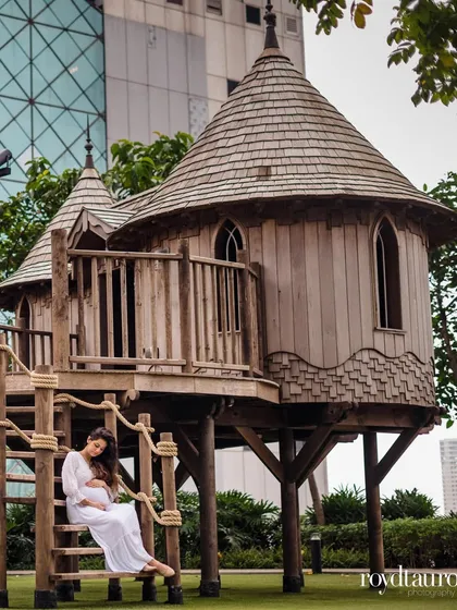 For this maternity portrait, we found this incredible treehouse that added a touch of magic and wonder. I love incorporating unique locations into my photoshoots to tell a more personal story. Here, an expectant mother sits peacefully, creating a beautiful and serene pregnancy portrait.