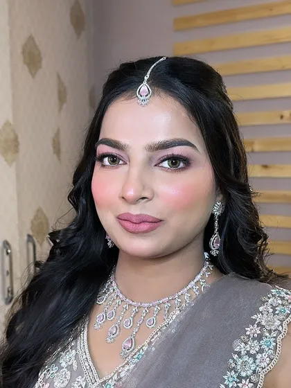 A beautiful HD engagement look. The soft pink eyeshadow and matching lip color create a harmonious and elegant style, perfect for a modern celebration.