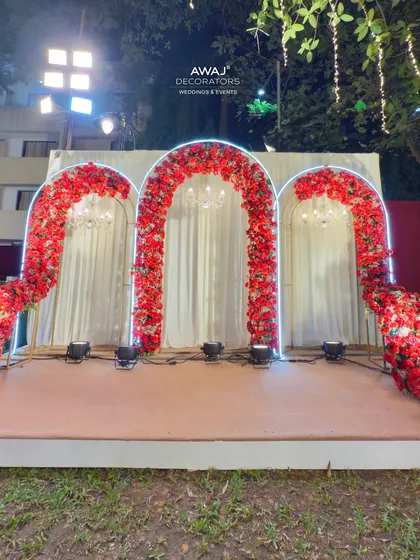 The full three-arch photo booth, a perfect backdrop for couple and group photos.
