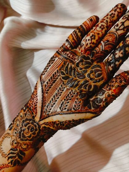 A close-up of this beautiful henna design, perfect for celebrating Ramadan and looking forward to Eid.