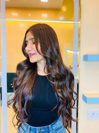 A gorgeous blend of soft gold with chocolate brown. This look is perfect for a glamorous hair makeover, adding warmth and dimension with soft, cascading waves.