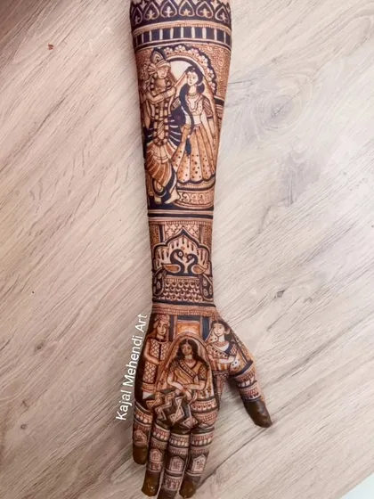 For the bride who holds her faith close, this Radhe Krishna themed mehndi is a divine choice. I love creating these spiritual and intricate portraits, bringing a sense of peace and tradition to your bridal look.