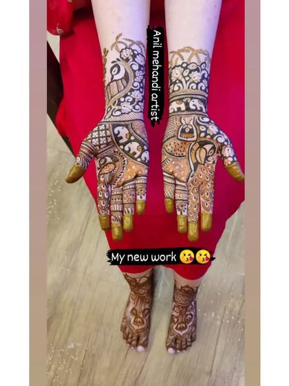 This bride chose a stunning peacock design for her hands and feet. The foot mehendi covers the entire foot, ensuring a complete and gorgeous bridal look.