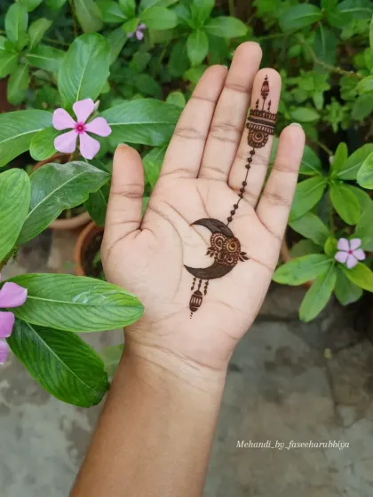 The perfect simple design for Ramadan, featuring a crescent moon and a hanging lantern.