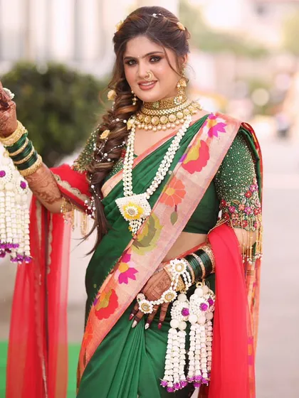For Haldi and Mehendi ceremonies, we create complete floral jewellery sets that are fully customizable. This bride is wearing a stunning set made with fresh flowers and intricate kaliras, designed to perfectly match her green Paithani saree and the joyous occasion.