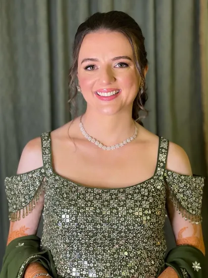 A beautiful smile from Julie at her mehendi ceremony. Her makeup is subtle and elegant, perfect for a daytime event.