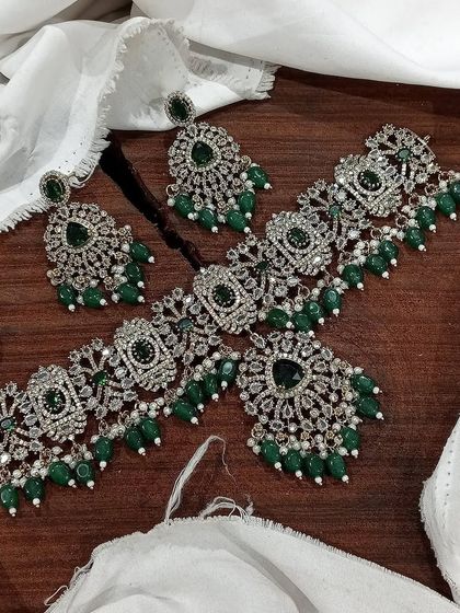 The emerald green Victorian choker set is a classic beauty. The deep green color is associated with prosperity and new beginnings, making it a popular choice for brides.