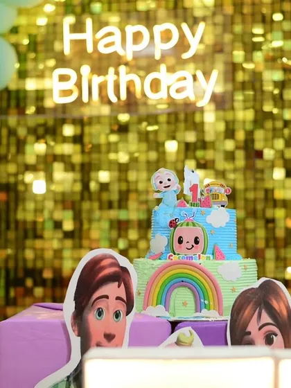 A close-up of the Cocomelon-themed cake, perfectly matching the party's decor.
