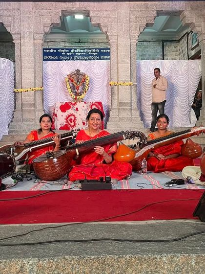 Shivaratri was a truly blessed day, filled with a performance at Shankar Mutt followed by this wonderful felicitation. It is moments like these that make the hectic schedule worthwhile.