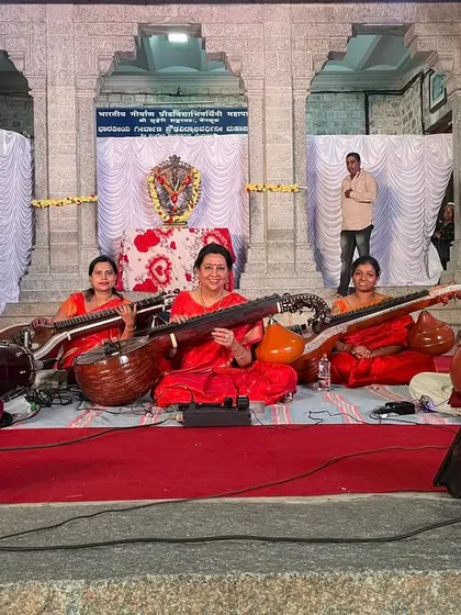 Shivaratri was a truly blessed day, filled with a performance at Shankar Mutt followed by this wonderful felicitation. It is moments like these that make the hectic schedule worthwhile.
