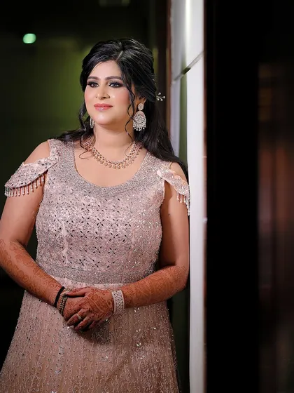 A calm and composed portrait of the bride. Her gentle smile and elegant pose radiate grace and beauty.
