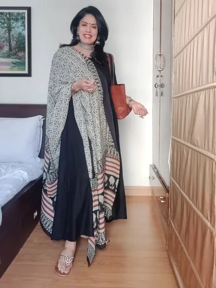 A mirror selfie showing the full black kurta and dupatta look before heading out.