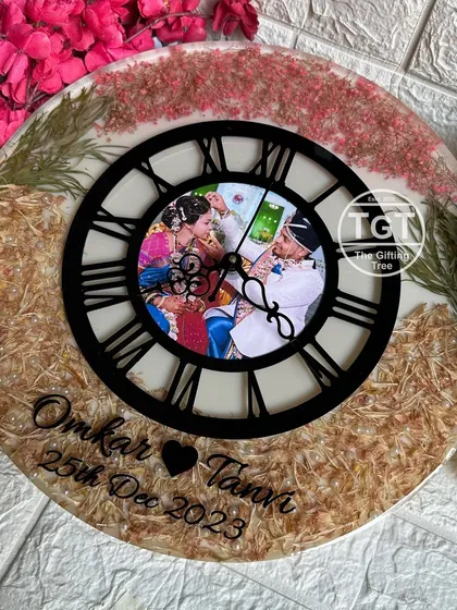 A modern take on our resin clock, this 16-inch piece features a black dial with a central photo. The background is a mix of preserved flowers, creating a beautiful split-color effect.