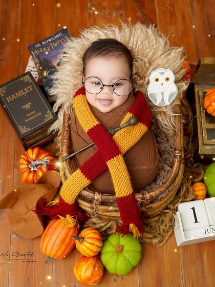 Even the tiniest wizards need their glasses. This close-up of a three-month-old in a Harry Potter setup is irresistibly cute and shows how we can adapt themes for younger babies.