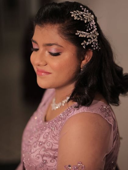 When the skin is just skinning. This is minimalist glam at its best for a beautiful bridesmaid, focusing on a flawless base and soft, romantic details.