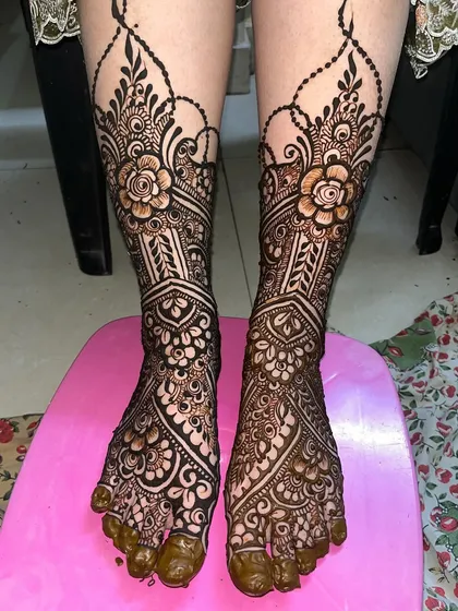 The matching bridal feet mehndi for Tuba, designed to complement the patterns on her hands.