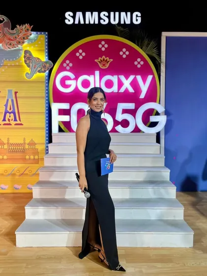 Posing in front of the vibrant Samsung stage. The black dress provided a great contrast.