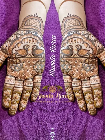 A traditional back-hand design featuring symmetrical peacocks. The use of meenakari style, where sections are filled in, gives the design depth and boldness.