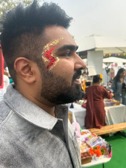 A bold lightning bolt of red and gold glitter for this client. It's a simple but very effective design that looks great on guys.
