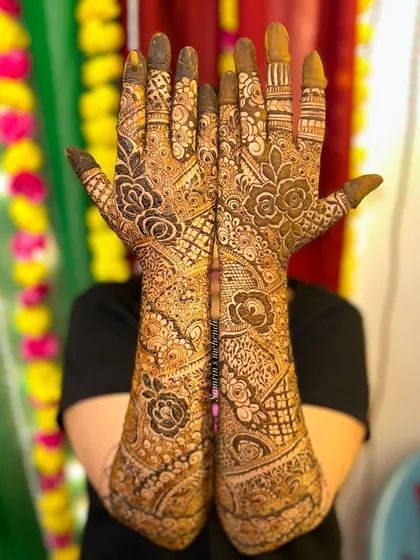 This is a classic full-coverage bridal design, perfect for making a statement. The combination of fine lines, geometric patterns, and floral elements creates a rich texture that photographs beautifully.