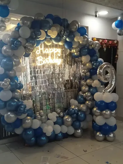 Another view of the blue and silver balloon ring, showing the number '9' balloon pillar.