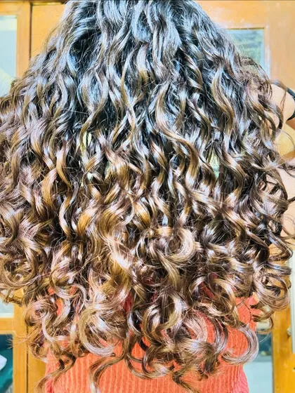 These Chocolate Mocha Swirls are a perfect example of my no-bleach balayage technique. I hand-paint highlights to create dimension and movement, giving you that beautiful, sun-kissed glow.