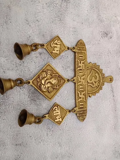 Yeh brass ka ek aur wall hanger hai jismein Om, Swastik, aur Ganesh ji ke saath Shubh Labh likha hai.