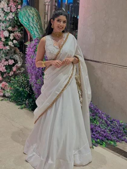 A beautiful white and gold Indian outfit is perfect for any celebration. This look shows how combining classic colors with the right silhouette can create a festive style that is both fresh and timeless.