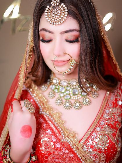 A close-up showing the alta design on the bride's hand, a detail that is culturally significant.
