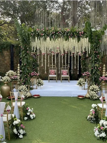 This mandap combines traditional elements with a touch of the tropics. Banana leaves and hanging floral strings create a fresh, organic, and uniquely Indian feel.