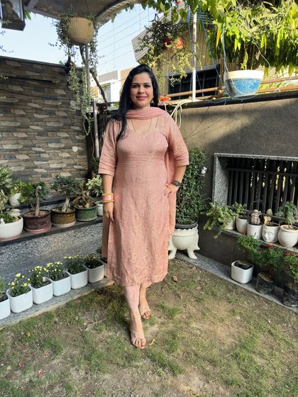 A simple and elegant pink linen suit designed from scratch. The V-neckline and straight cut make it a comfortable and chic choice for daytime events.