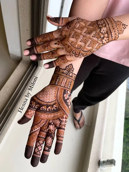 A lovely design with a mix of traditional motifs. The front of the hand has an elephant and lotus design, while the back has a geometric pattern.