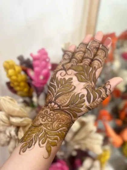 I love creating bold, designer floral henna that makes a statement. This design features large, leafy patterns that flow beautifully from the wrist down the hand, perfect for anyone wanting a modern and artistic look.