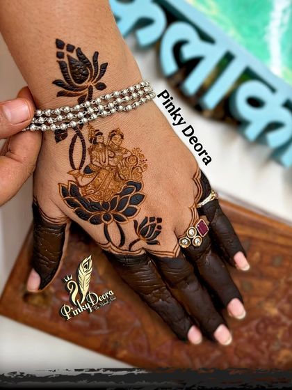 Another look at my self-applied mehndi, this time with my 'Kalakaar' (artist) sign. It's a proud moment for any artist.