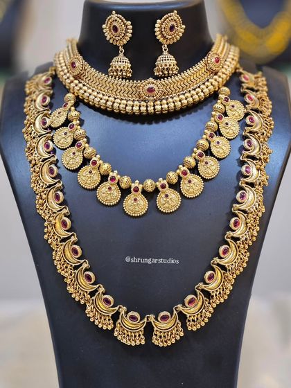 Unique caption for media id 111 describing the specific jewellery and look.