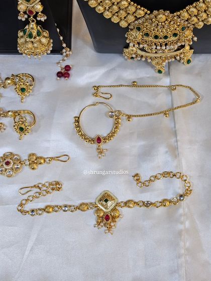 Unique caption for media id 119 describing the specific jewellery and look.