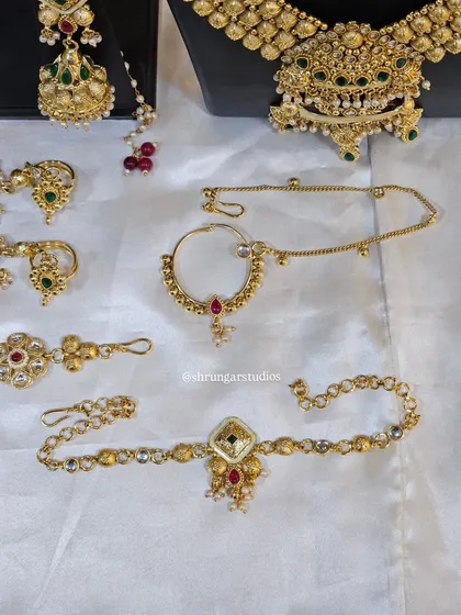 Unique caption for media id 119 describing the specific jewellery and look.