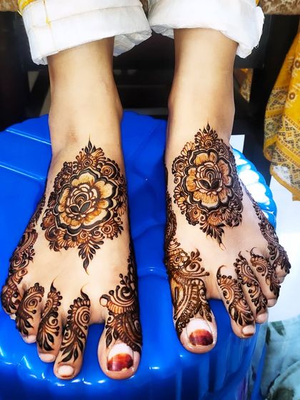 Hajira Mehendi Artist - Mehndi Artist Services Elegant Foot & Leg Mehndi photo 13