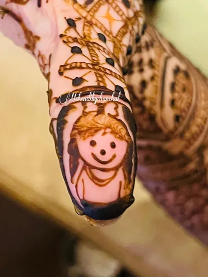 A sweet little cartoon face on the thumb for a baby shower celebration. I love adding these playful elements for the mom-to-be.