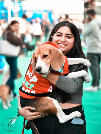 The energy at a pet festival is just amazing. Here’s a beautiful moment of a proud pet parent with her happy Beagle. It shows how I work in busy environments to find and capture those perfect instances of joy and connection amidst all the fun.