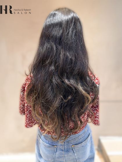 The before shot, showing her natural dark hair ready for a sun-kissed transformation.