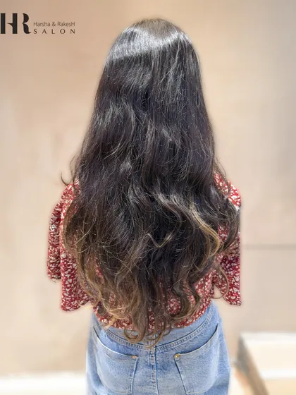 The before shot, showing her natural dark hair ready for a sun-kissed transformation.